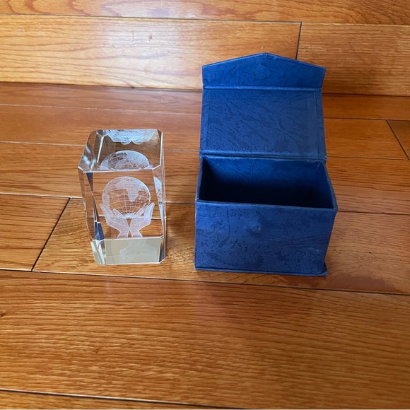 3D LASER ETCHED GLOBE IN HAND PAPERWEIGHT WITH GIFT BOX - Picture 7 of 9